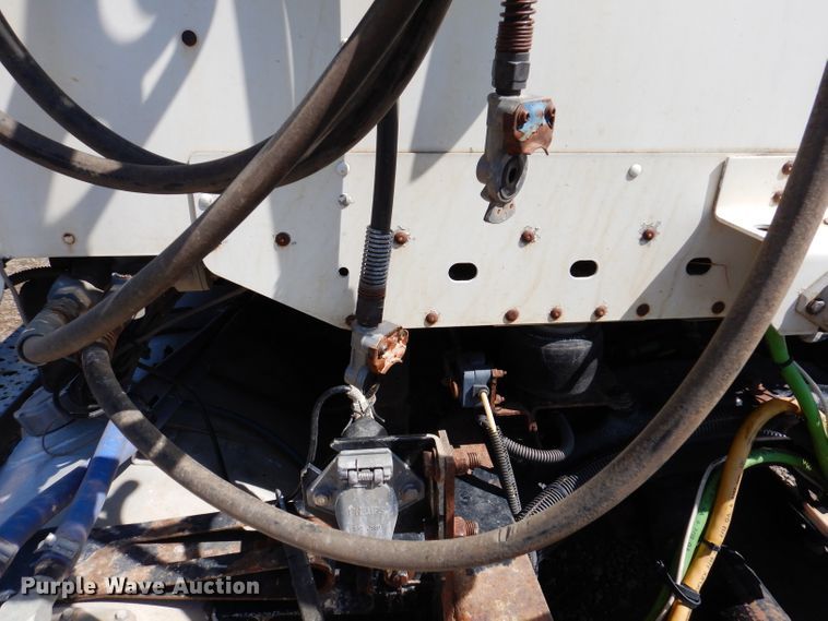 image for item IQ9537 2004 Freightliner Century  semi truck