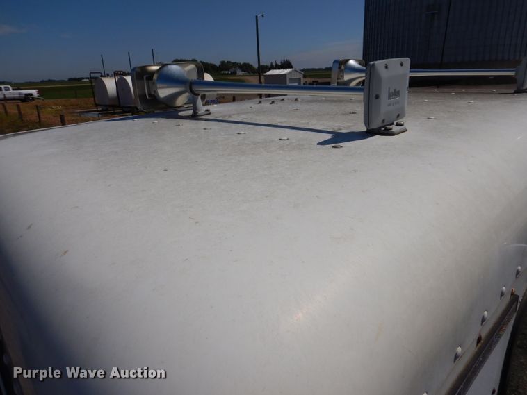 image for item IQ9537 2004 Freightliner Century  semi truck