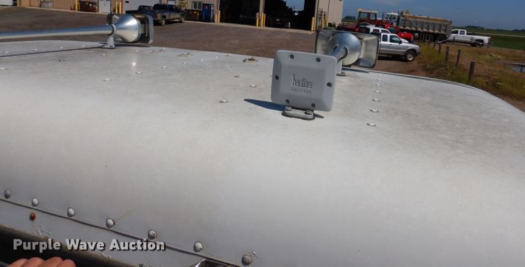 image for item IQ9537 2004 Freightliner Century  semi truck