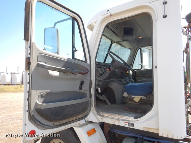 image for item IQ9537 2004 Freightliner Century  semi truck