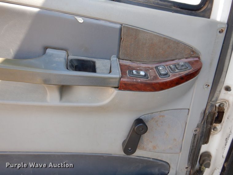 image for item IQ9537 2004 Freightliner Century  semi truck