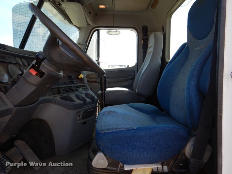 image for item IQ9537 2004 Freightliner Century  semi truck