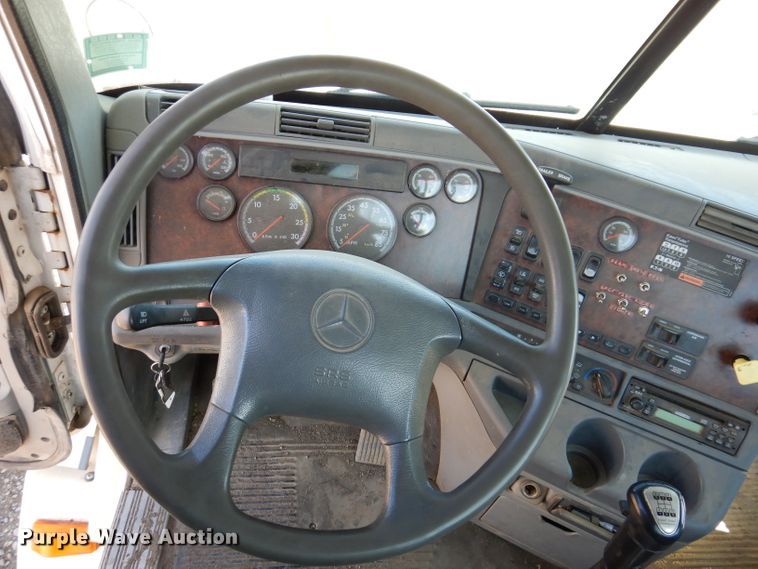 image for item IQ9537 2004 Freightliner Century  semi truck