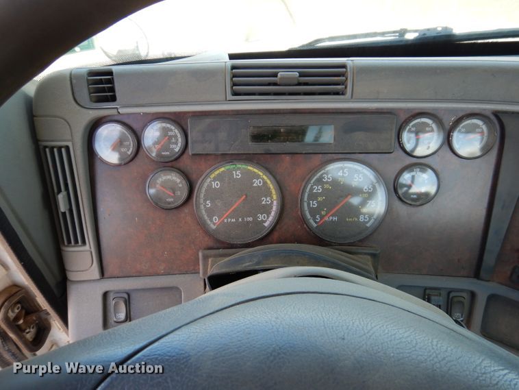 image for item IQ9537 2004 Freightliner Century  semi truck