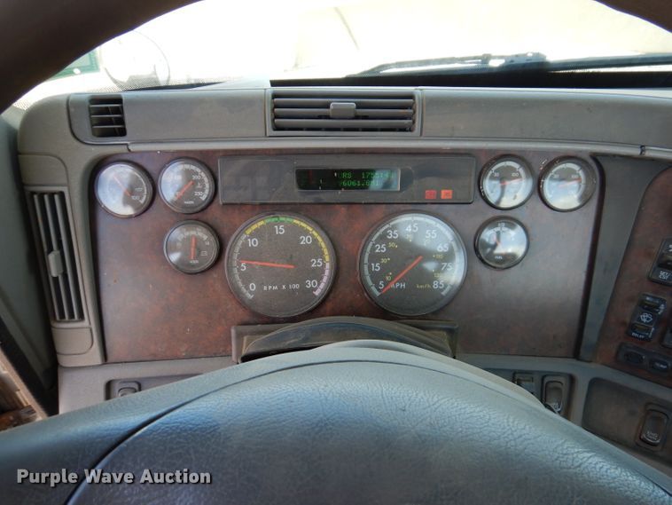 image for item IQ9537 2004 Freightliner Century  semi truck