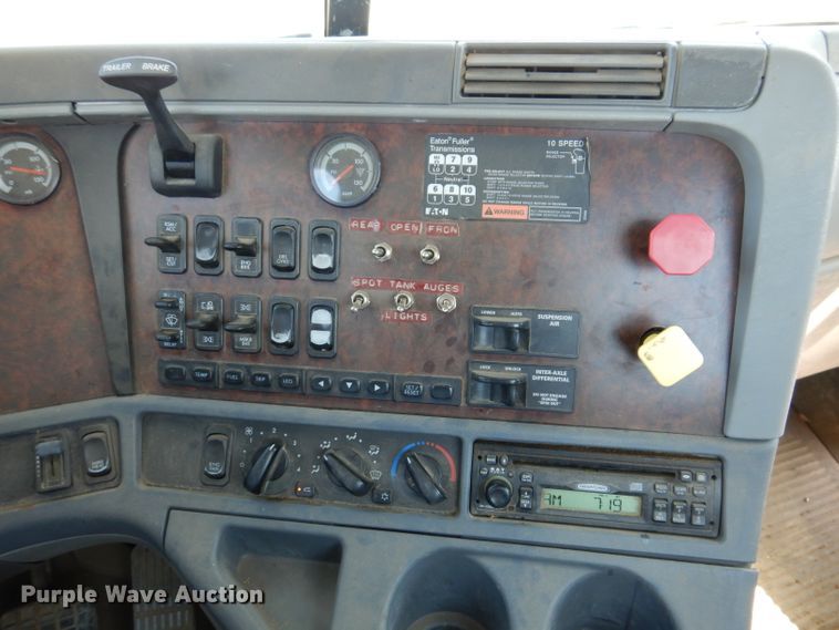 image for item IQ9537 2004 Freightliner Century  semi truck