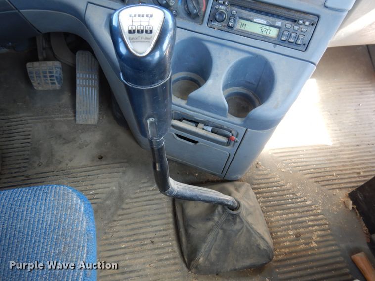 image for item IQ9537 2004 Freightliner Century  semi truck