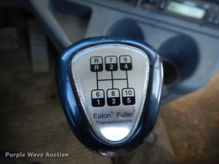 image for item IQ9537 2004 Freightliner Century  semi truck