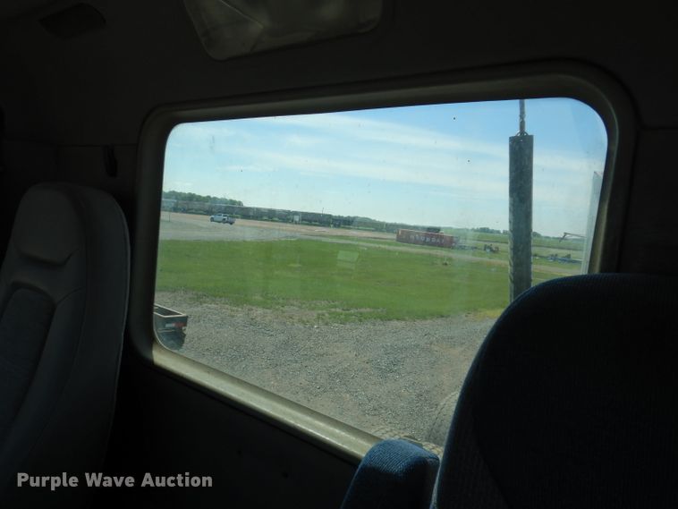 image for item IQ9537 2004 Freightliner Century  semi truck