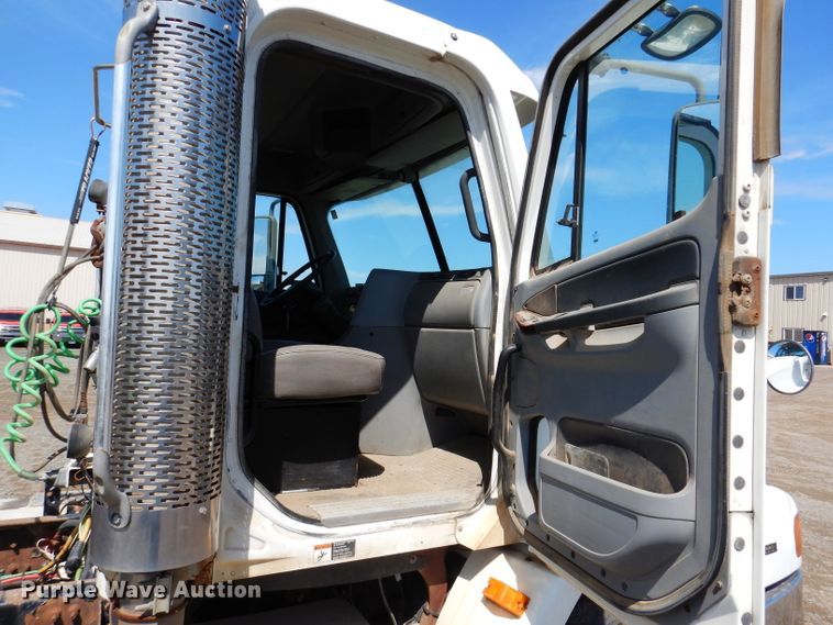 image for item IQ9537 2004 Freightliner Century  semi truck