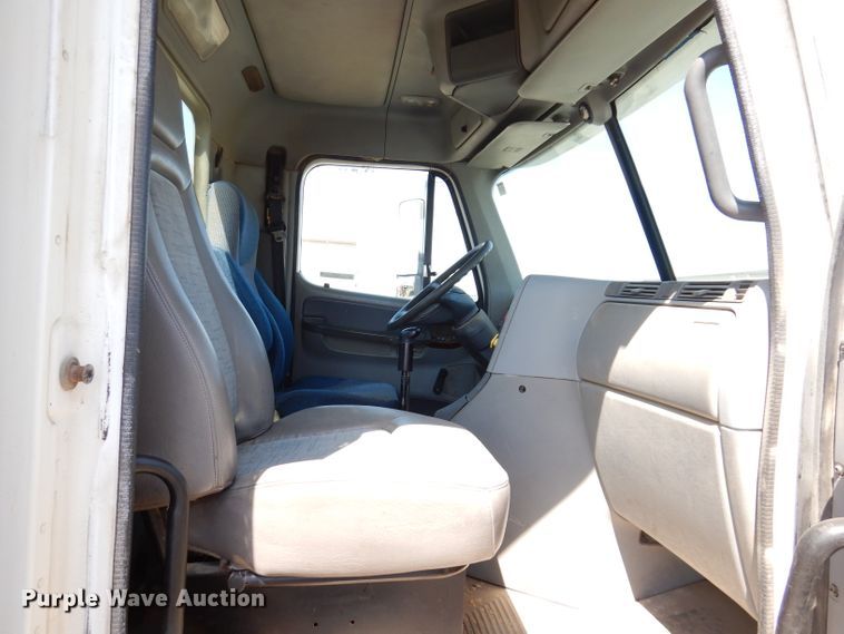 image for item IQ9537 2004 Freightliner Century  semi truck