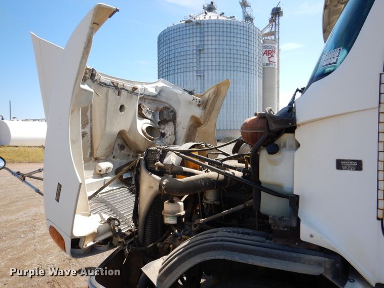 image for item IQ9537 2004 Freightliner Century  semi truck