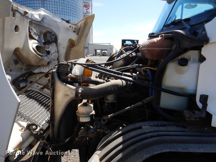 image for item IQ9537 2004 Freightliner Century  semi truck