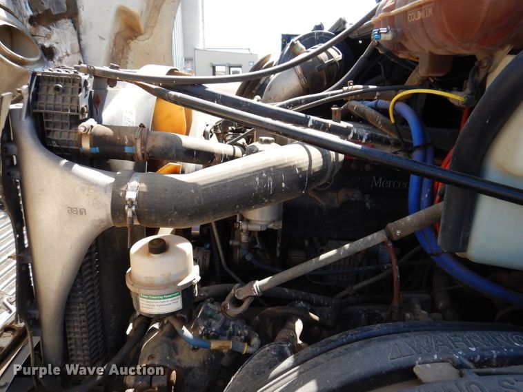 image for item IQ9537 2004 Freightliner Century  semi truck