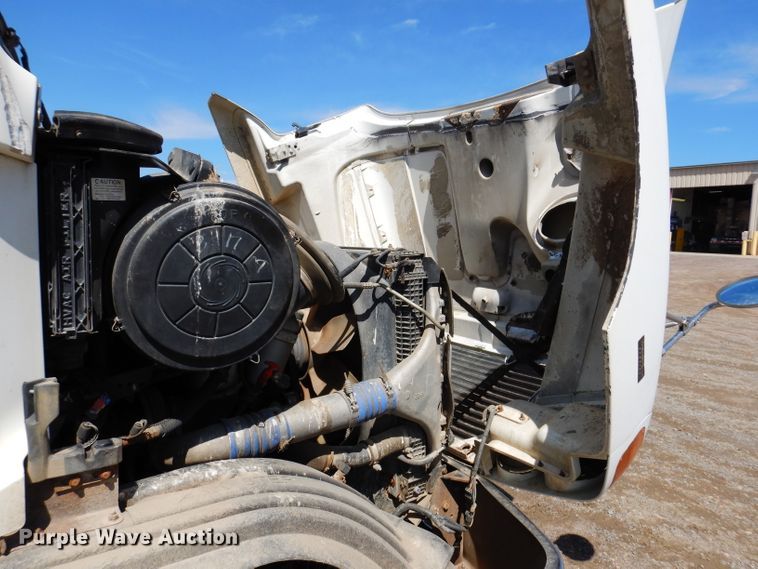 image for item IQ9537 2004 Freightliner Century  semi truck