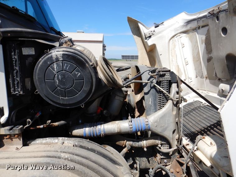 image for item IQ9537 2004 Freightliner Century  semi truck