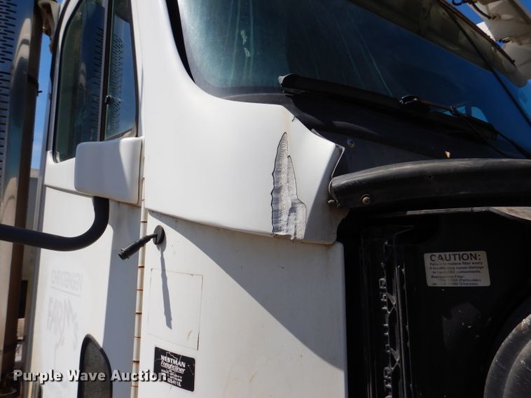 image for item IQ9537 2004 Freightliner Century  semi truck