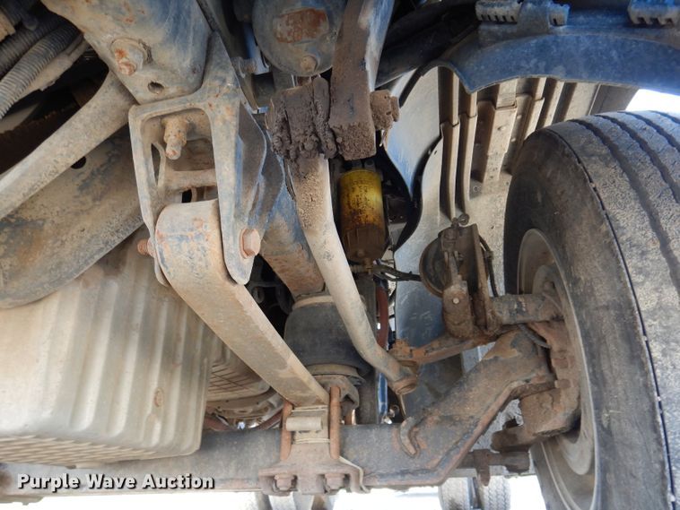 image for item IQ9537 2004 Freightliner Century  semi truck