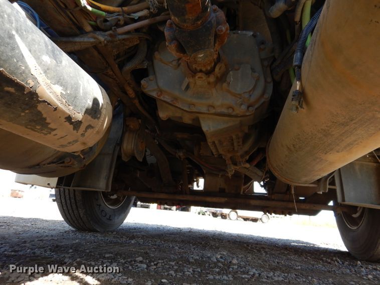 image for item IQ9537 2004 Freightliner Century  semi truck