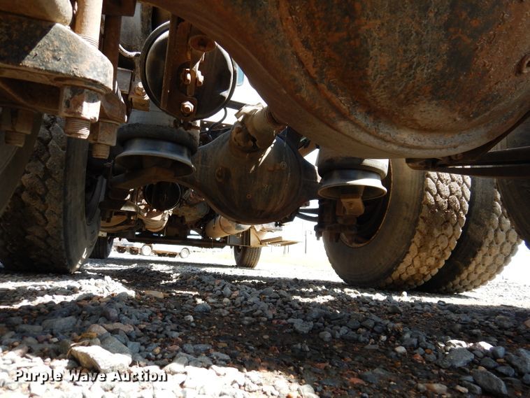 image for item IQ9537 2004 Freightliner Century  semi truck