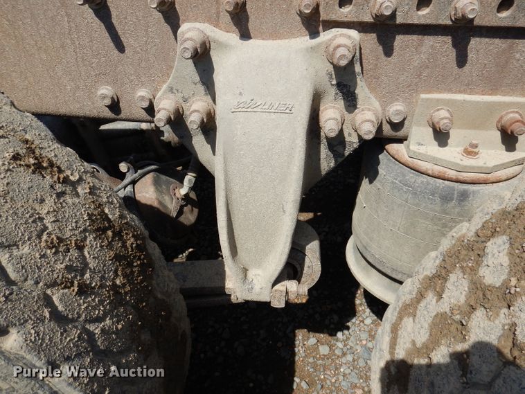 image for item IQ9537 2004 Freightliner Century  semi truck