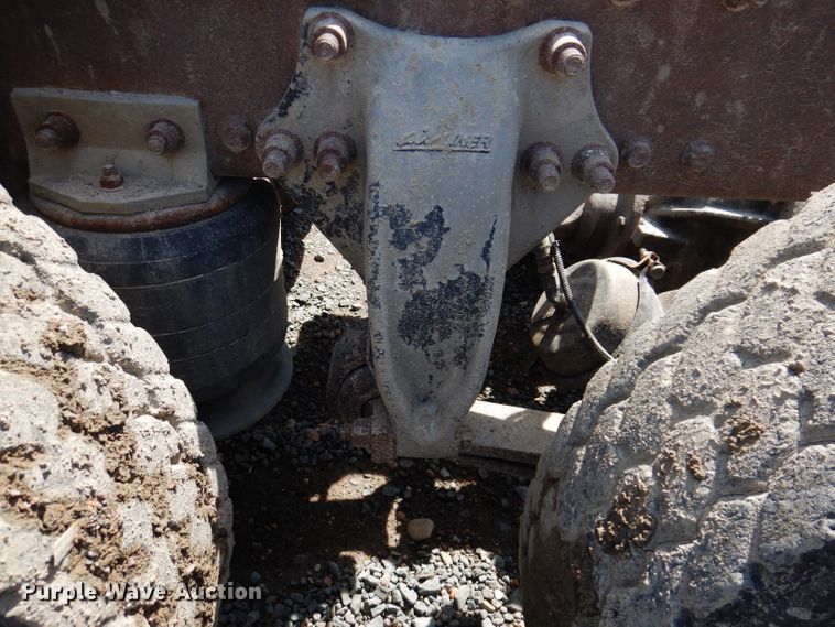 image for item IQ9537 2004 Freightliner Century  semi truck