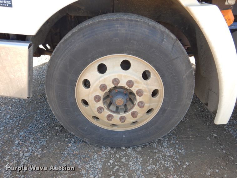 image for item IQ9537 2004 Freightliner Century  semi truck