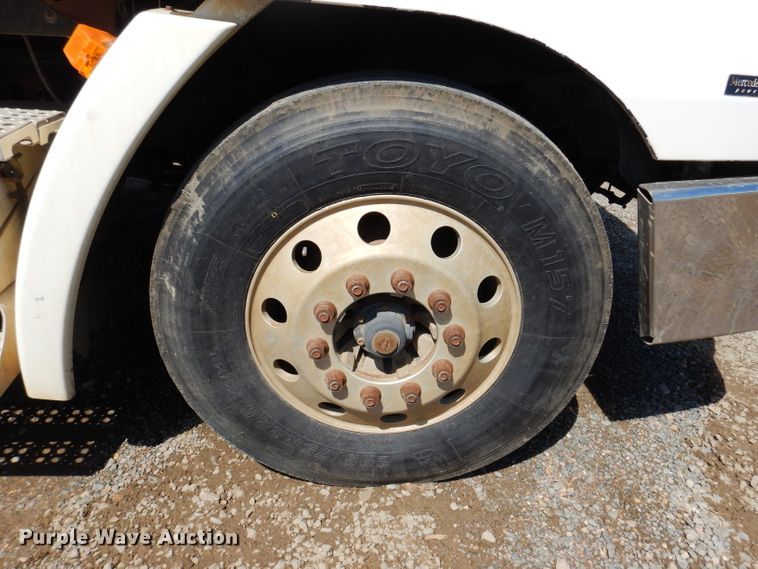 image for item IQ9537 2004 Freightliner Century  semi truck