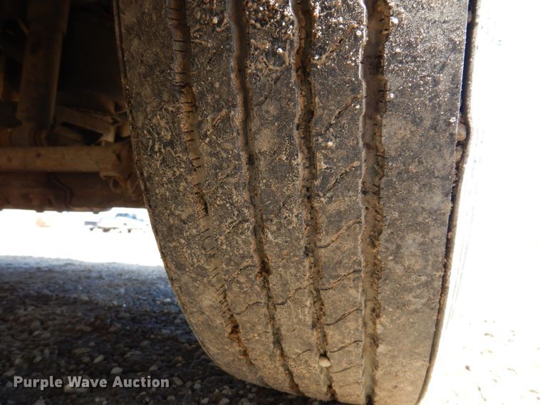 image for item IQ9537 2004 Freightliner Century  semi truck