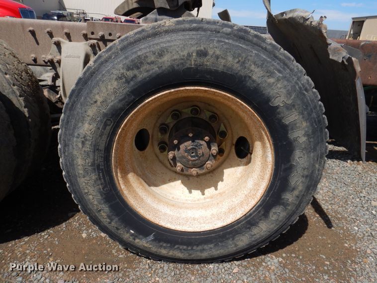 image for item IQ9537 2004 Freightliner Century  semi truck