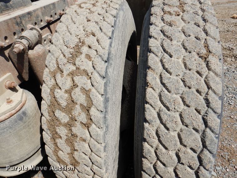 image for item IQ9537 2004 Freightliner Century  semi truck