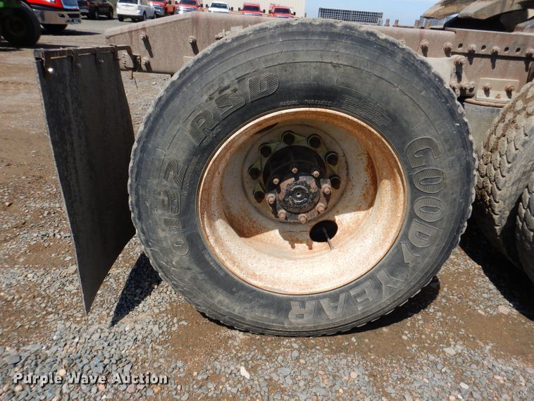 image for item IQ9537 2004 Freightliner Century  semi truck