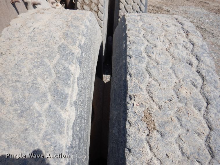 image for item IQ9537 2004 Freightliner Century  semi truck