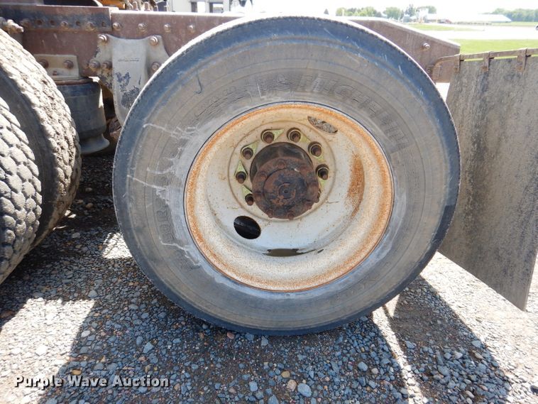 image for item IQ9537 2004 Freightliner Century  semi truck