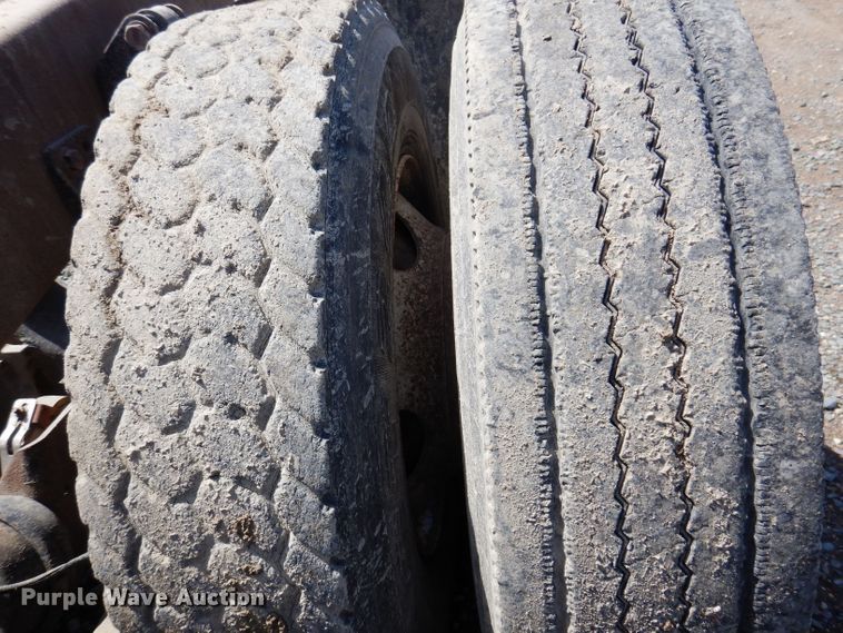 image for item IQ9537 2004 Freightliner Century  semi truck