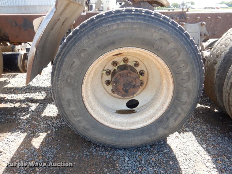 image for item IQ9537 2004 Freightliner Century  semi truck