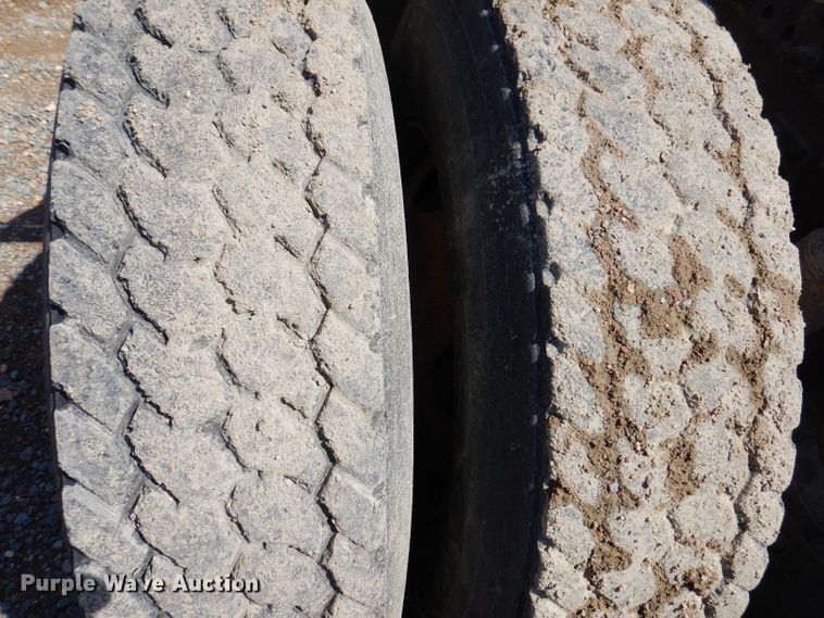 image for item IQ9537 2004 Freightliner Century  semi truck