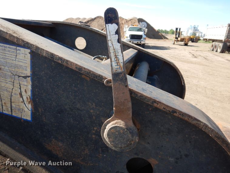 image for item IQ9552 1996 Fontaine  lowboy equipment trailer