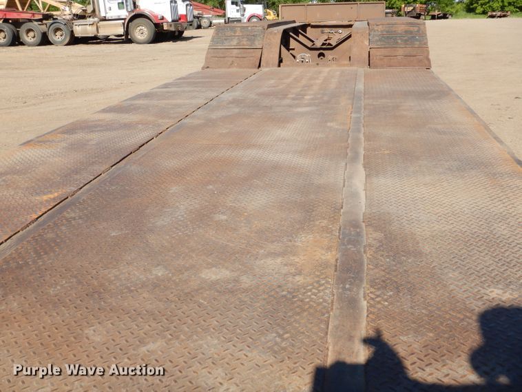 image for item IQ9552 1996 Fontaine  lowboy equipment trailer