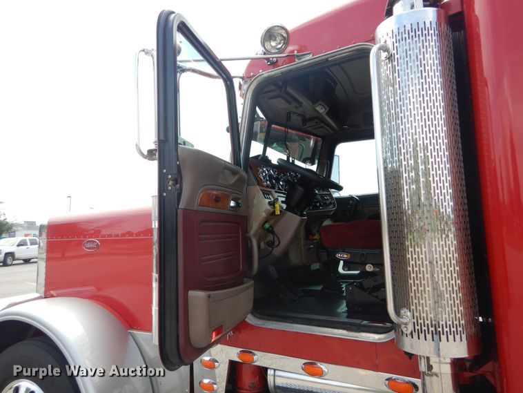 image for item IT9106 2006 Peterbilt 379  semi truck