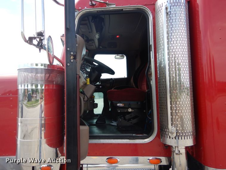 image for item IT9106 2006 Peterbilt 379  semi truck