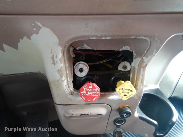 image for item IT9106 2006 Peterbilt 379  semi truck