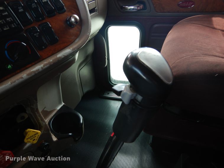 image for item IT9106 2006 Peterbilt 379  semi truck