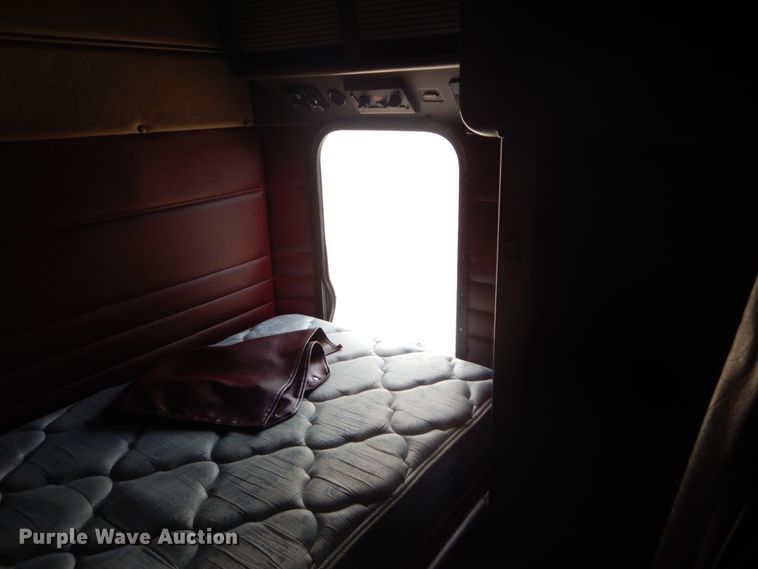 image for item IT9106 2006 Peterbilt 379  semi truck