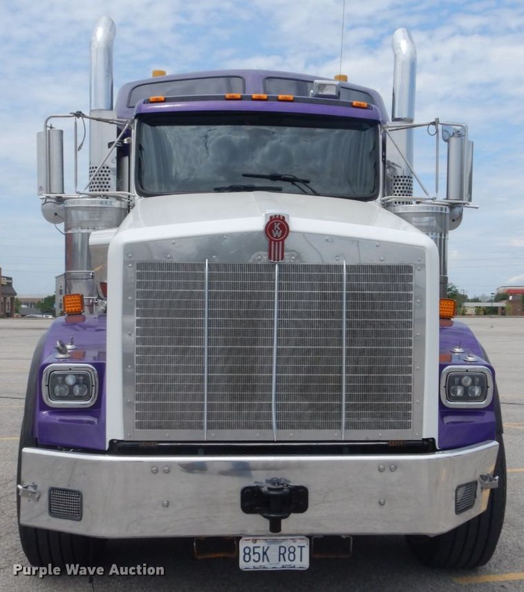 image for item IT9107 2010 Kenworth T800  semi truck