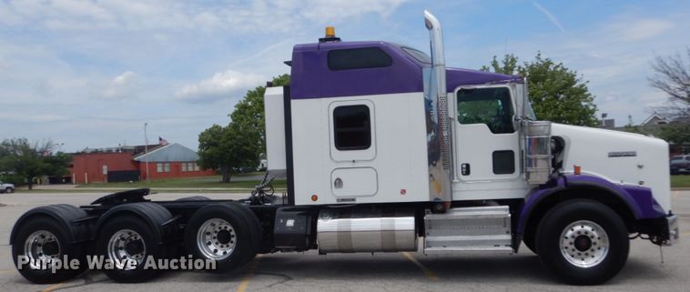 image for item IT9107 2010 Kenworth T800  semi truck