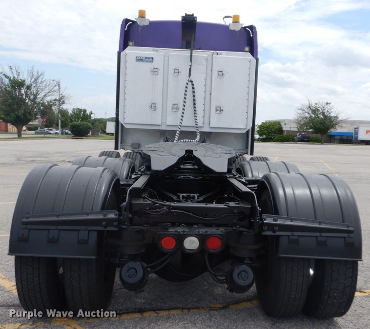 image for item IT9107 2010 Kenworth T800  semi truck