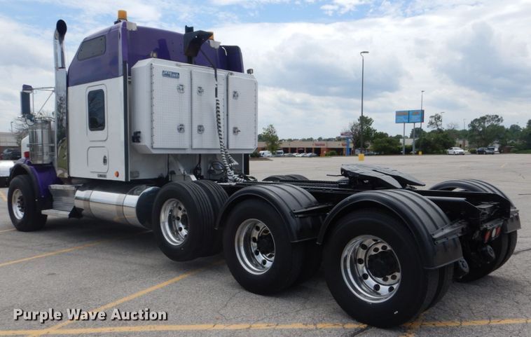 image for item IT9107 2010 Kenworth T800  semi truck