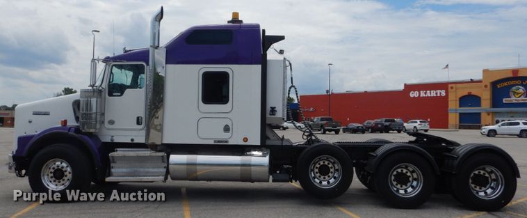 image for item IT9107 2010 Kenworth T800  semi truck
