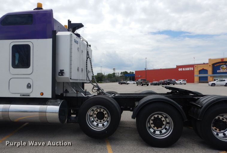 image for item IT9107 2010 Kenworth T800  semi truck